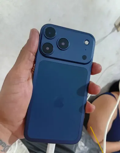 Vendo iPhone XR transformado no 17 pro aparelho todo original pegando tudo 