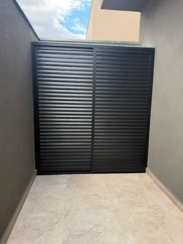 Fechamento de portas veneziana vazadas