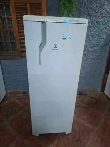 Geladeira Frost free 322 litros funcionando
