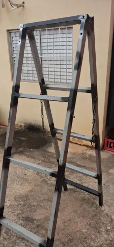 Vende-se escada de ferro