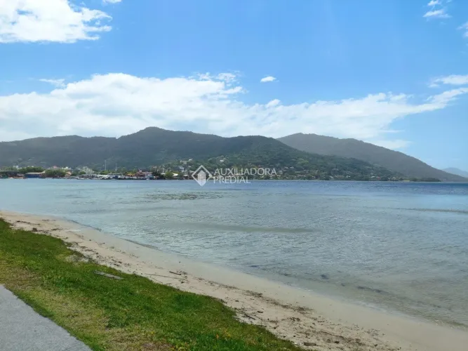 Imóvel Frente à Lagoa na Avenida das Rendeiras com 2 Aptos e Lojas Comerciais