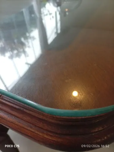 Tampo de vidro temperado.