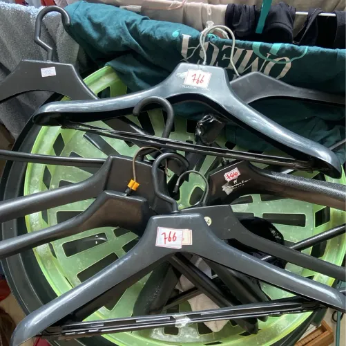 Vendo 40 Cabides