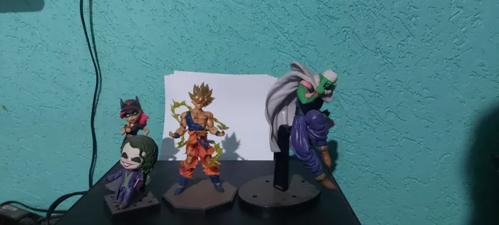 Bonecos Goku, Piccolo, Coringa e Batgirl (valor de todos juntos)