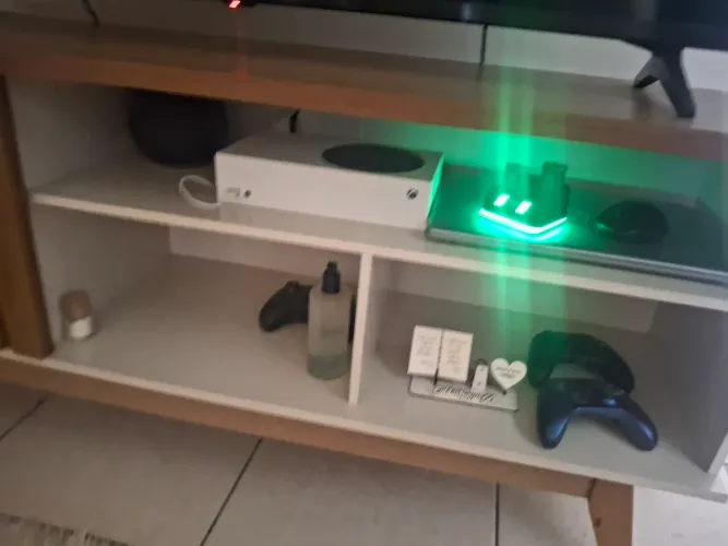 Xbox series S + dois controles e carregador com 4 baterias