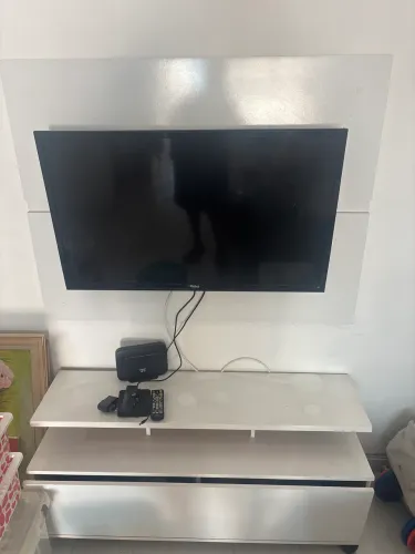 Painel de TV com rack branco 1,20m como