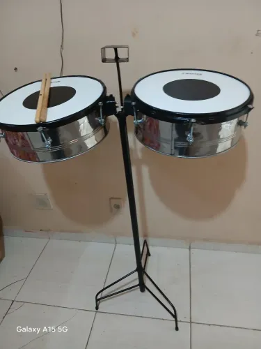 Timball completo com tripé e baquetas