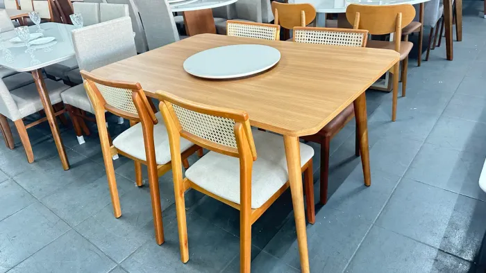 Mesa nova de madeira