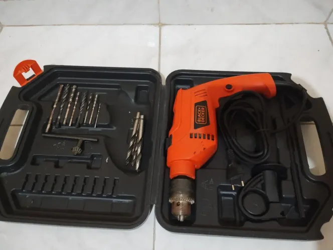 Furadeira de impacto Black+Decker com maleta