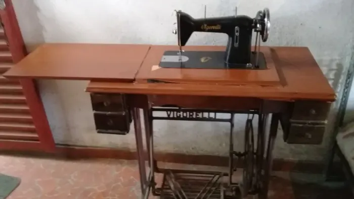 maquina de costura com gabinete antiga vigorelli