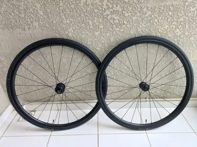 Par de Rodas Bontrager Paradigm SL + Pneus R1 + Fita anti furos - Praticamente novas