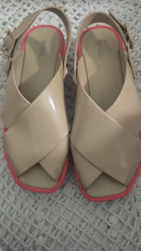 Sandália Melissa plataforma com tiras cruzadas,37