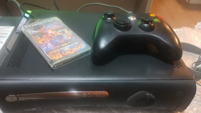 Xbox 360 elite + 2 HDs +100 jogos + caixa