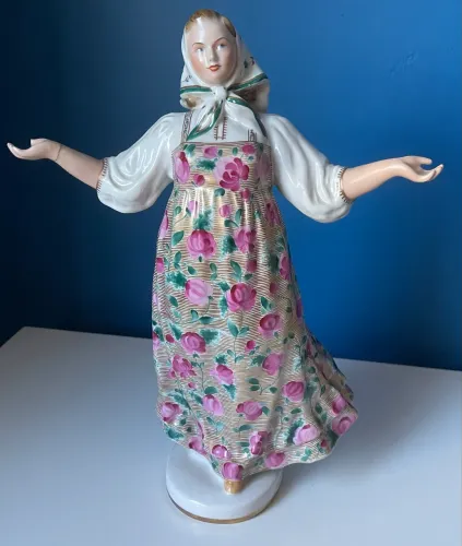 Estatueta de Porcelana Soviética "Garota Russa" (Dançarina).