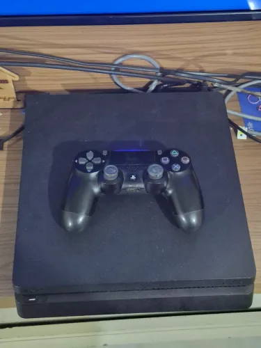 Vendo ps4 desbloqueado 1TB 1 manete