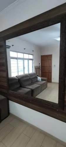 ESPELHO GRANDE COM MOLDURA DE MADEIRA
