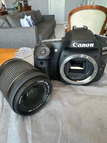 Canon EOS 80D + 18-55mm IS STM - Menos de 5 mil disparos - Completa
