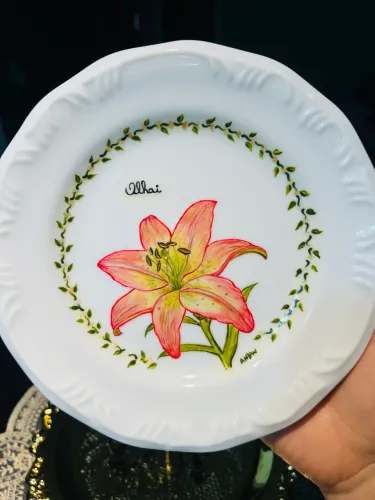 Prato decorativo porcelana pintado à mão modelo Lírio do campo