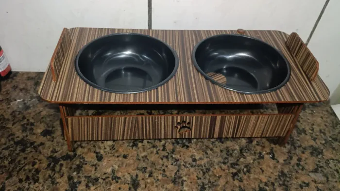 COMEDOURO ELEVADO PARA PET LACRADO - NOVO, DESMONTÁVEL, ACABOU DE CHEGAR - R$ 70