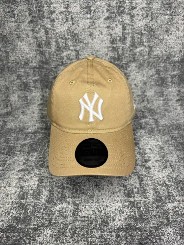 Boné 9TWENTY MLB New York Yankees Aba Curva Kaki Logo Branco
