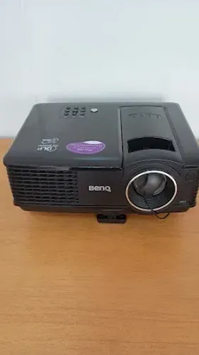 Projetor BenQ MP515 com 81 horas de uso, entrada VGA, sem defeitos ou avaria