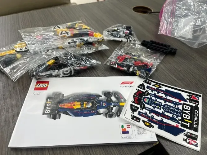 LEGO Formula 1 Oracle Red Bull Racing RB20 F1 - 77243 - 251 peças