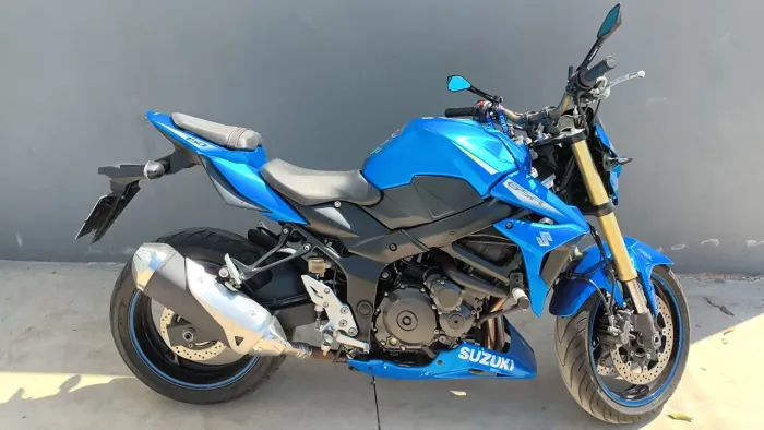 Vende se ou troco por motos Suzuki Gsr 750 ano 2015 está impecável  nova *