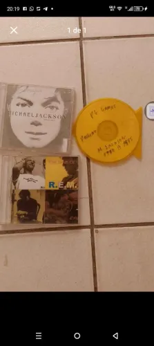 CDs de Michael Jackson e r.e.m