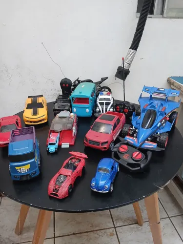 Lote de carrinhos controle remoto, carrinho ferro, carrinho de plástico, moto de plástico.