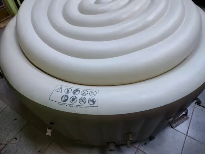 Ofurô Spa INTEX inflável 795 litros com vários acessórios