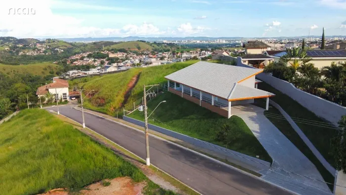 Casa térrea nova localizada no Condomínio Mantiqueira com 3 dormitórios, sendo 1 suíte!