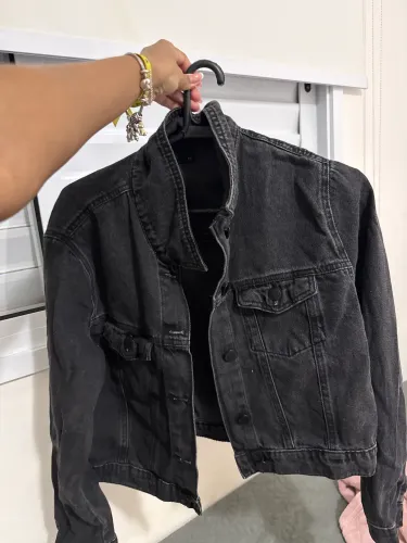 Vendo jaqueta preta TAM M em perfeito estado ( usada apenas 2 vezes)