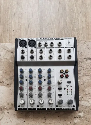 A Behringer Eurorack MX602A, mesa de som analógica compacta de 6 canais
