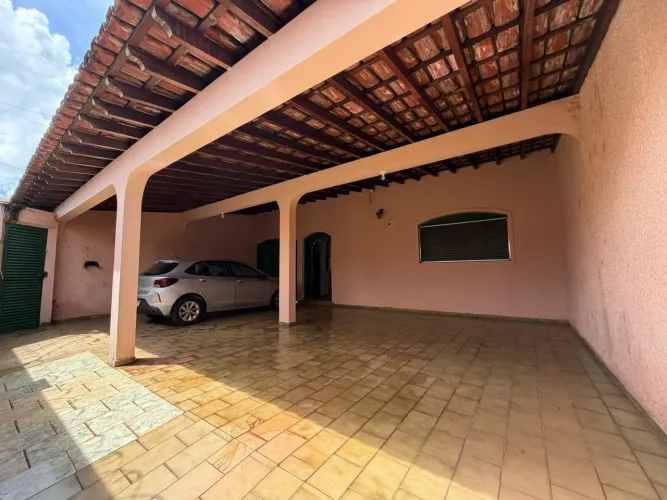 Casa a Venda + 2 casa de fundo
