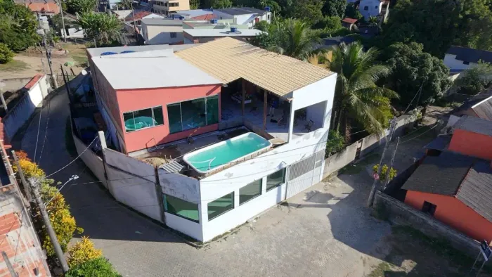 Casa de esquina de frente a lagoa maeba em anchieta