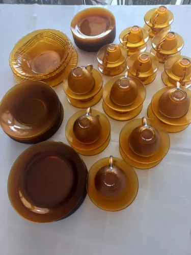 Vendo lindo conjunto de jantar, chá e café Amber usado