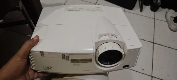 Projetor Mitsubishi 4500 ansi lummes + tela de 75 polegadas (em pleno uso)