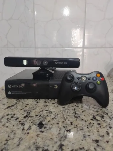 Xbox 360 Slim (seminovo) 500gb versão JTAG + 1 controle + Kinect + jogos e emuladores 