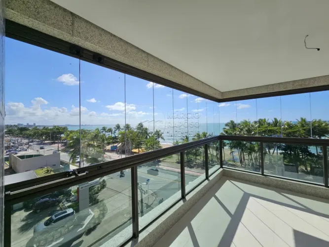 Apartamento Nascente à Beira-Mar com 4 Suítes e Varanda à em Maceió