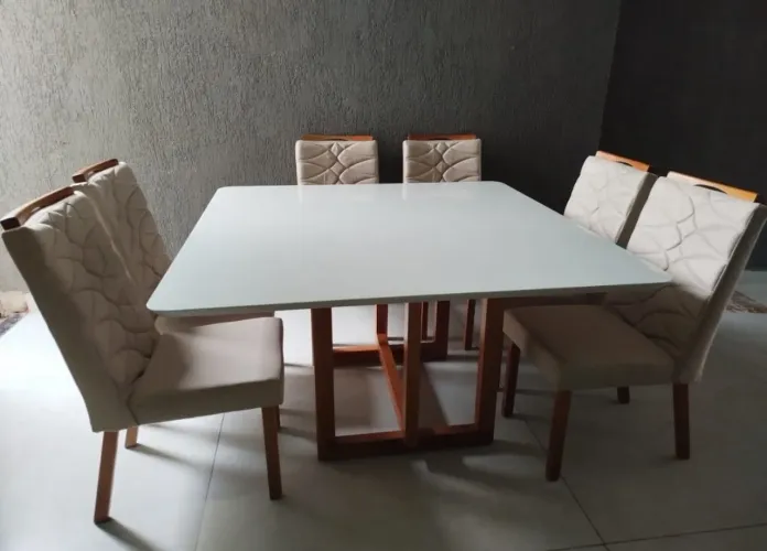 Mesa de Jantar com  08 cadeiras 
