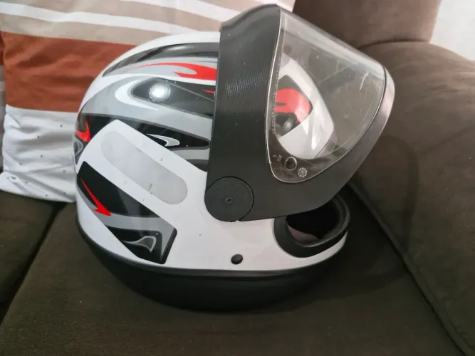 Capacete samarino , tamanho 60 .