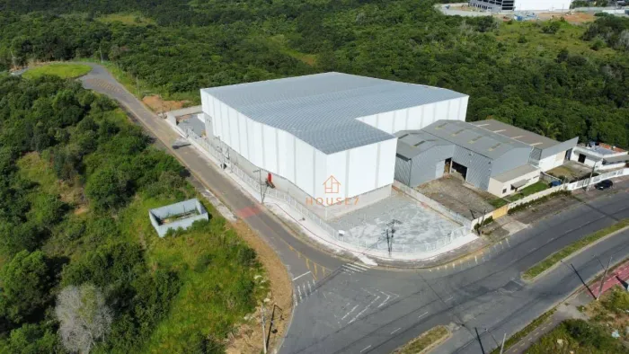 Aluguel Galpão alto padrão no Civit II com 6 docas e pé direito de 14 metros