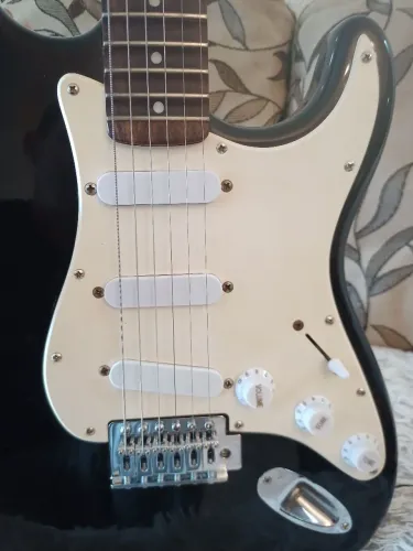 Squier bullet com algumas marcas de uso