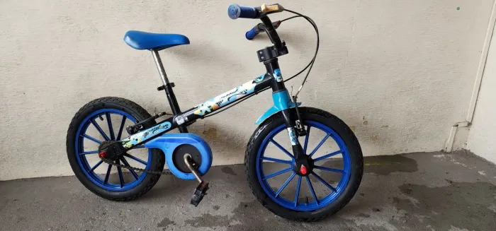 Bicicleta infantil aro 16 com rodinhas, sem marchas. Usada em bom estado.
