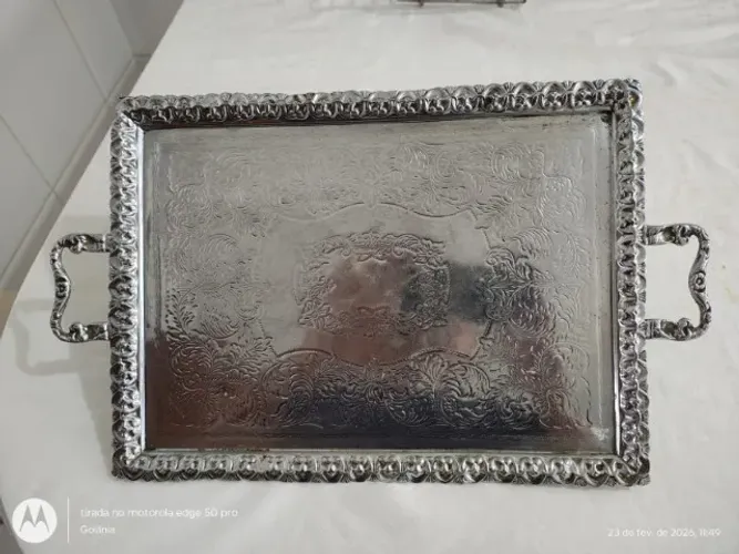 Bandeja Decorativa Prateada com Trabalhos em Relevo