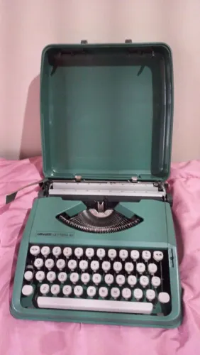 Máquina de escrever Olivetti 82