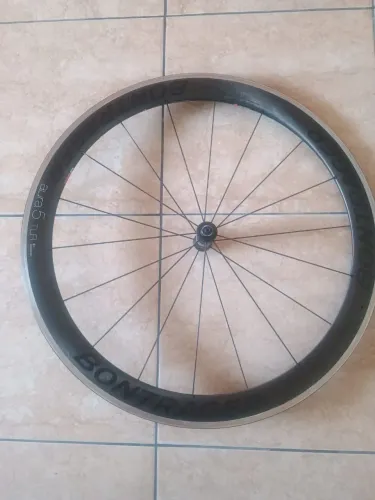 Roda carbono dianteira com problema capa de carbono está descolando 