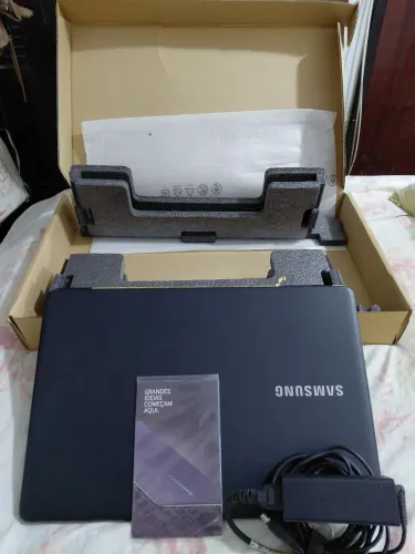 NOTEBOOK SAMSUNG Essentials 