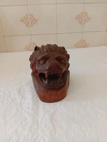 Peça decorativa de madeira entalhada
