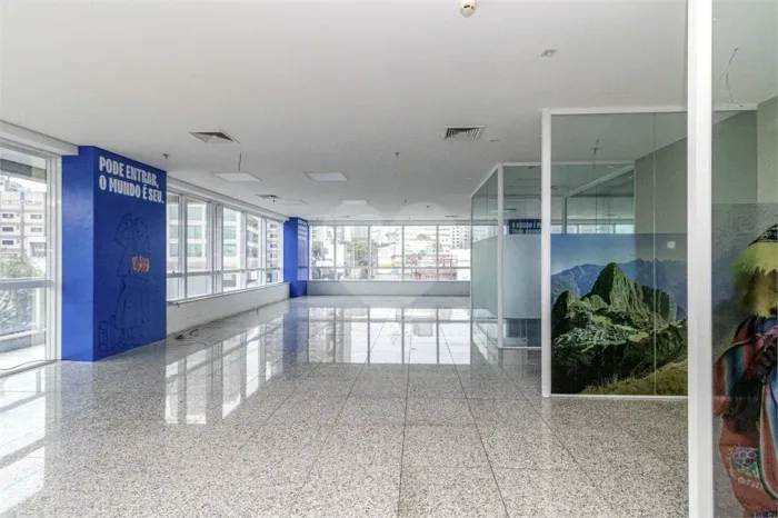 Sala Comercial com 184 m2 e 4 vagas no Paraíso.